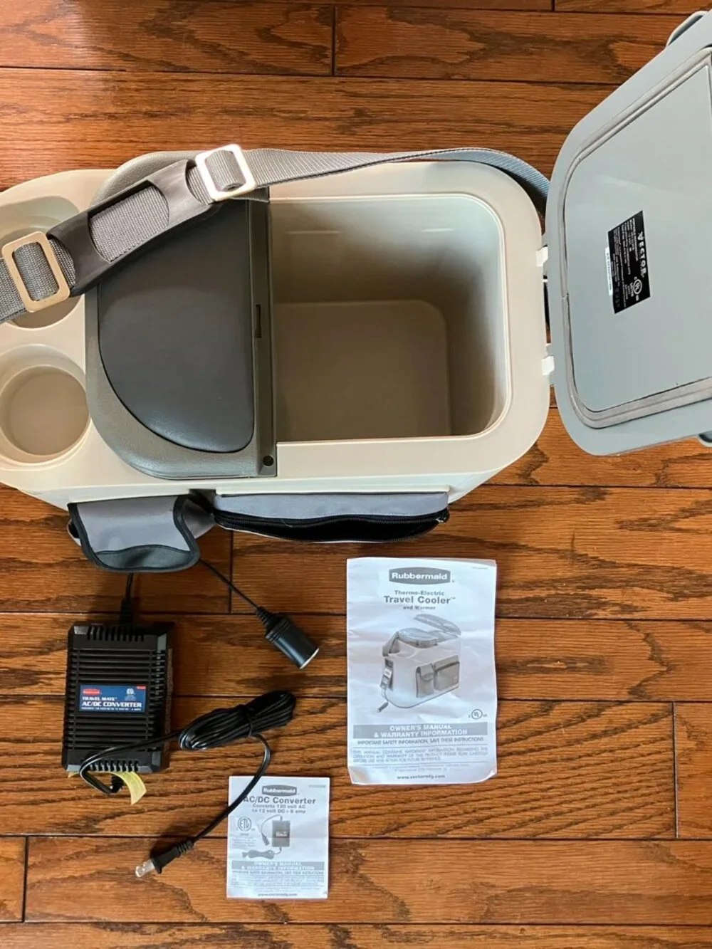Rubbermaid Thermo-Electric Travel Cooler & Warmer VEC223RB + AC/DC converter